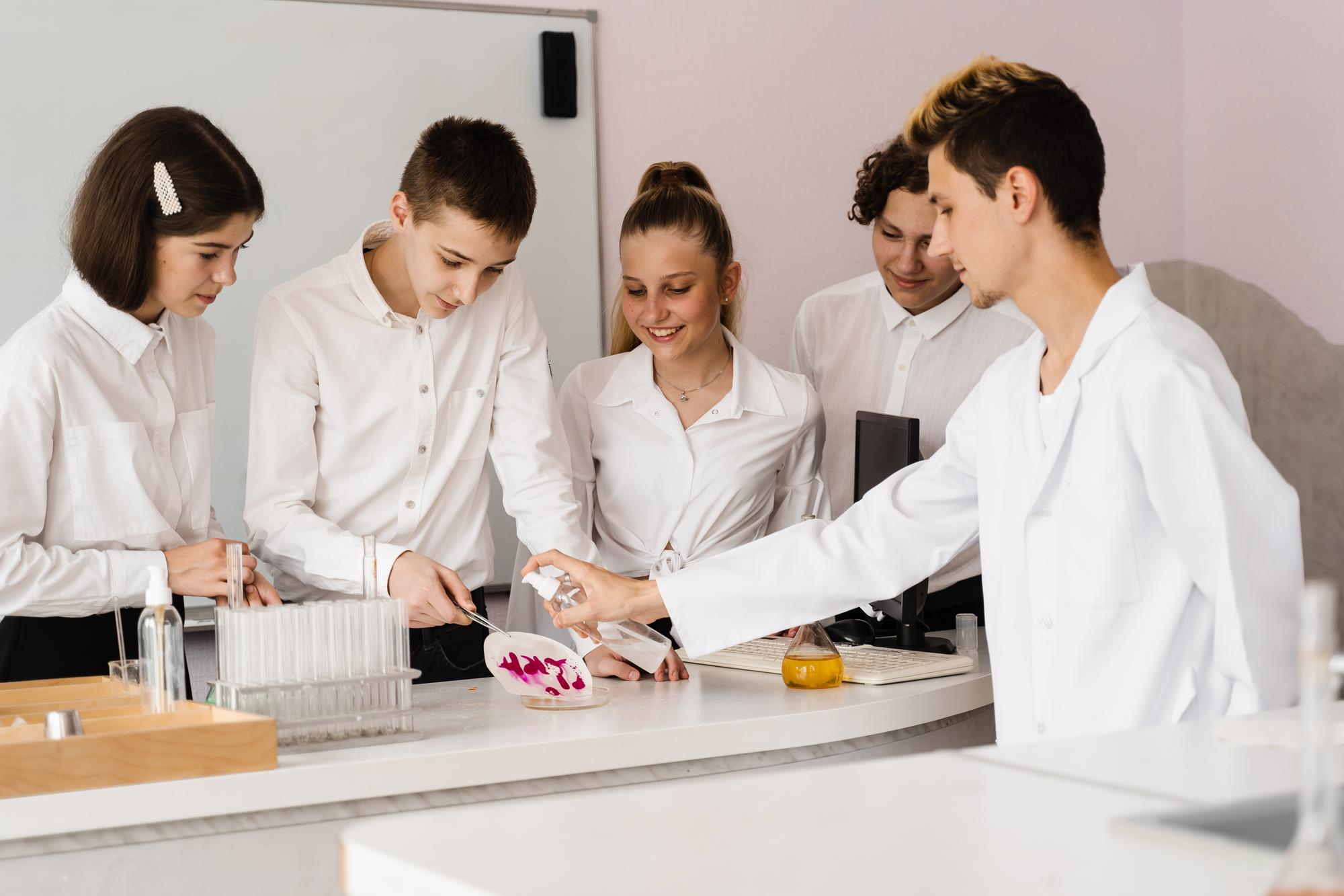 Chef che insegna in laboratorio